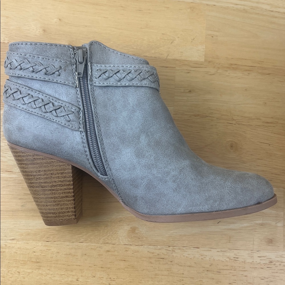 Charlotte Russe Women’s Gray Faux Suede Ankle Booties Size 9 Block Heel Zip - Picture 4 of 7